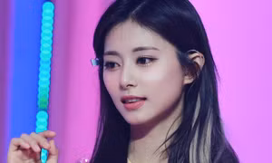 Tzuyu TWICE không còn bị JYP "ghẻ lạnh", có liên quan gì đến bài đăng của mẹ ruột?