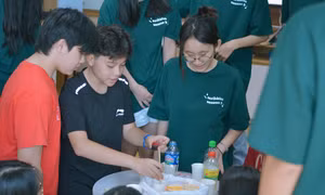 Scribbles' Camp 2023: Teen Ams mở trại Hè khoa học, dạy các bạn nhỏ tạo cầu vồng