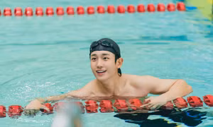 "Love Next Door" tung trailer dài hơn 5 phút, Jung Hae In khoe múi ngay tập đầu