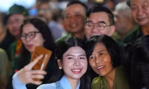 Thí sinh Hoa hậu Việt Nam tham dự điểm cầu 'Vang mãi khúc khải hoàn' tại Hà Nội 