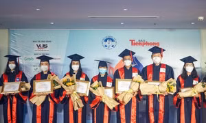 Các sinh viên nhận học bổng “Nâng bước thủ khoa” năm 2021