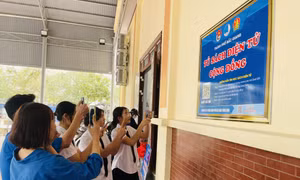 Nhiều bạn trẻ ở thành phố Bắc Giang hào hứng quét mã QR để đọc sách trên điện thoại. Ảnh: N.T