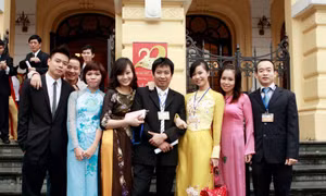 Hoàng Anh Tú (giữa) cùng cán bộ nhân viên Hoa Học Trò. Ảnh: PV