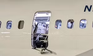 Lời thỉnh cầu của CEO Boeing sau vụ máy bay bung cửa trên không