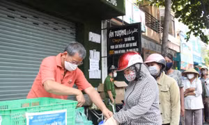 Sài Gòn mùa này đau lòng quá và cần bình yên lắm, em có nghe thấy không?