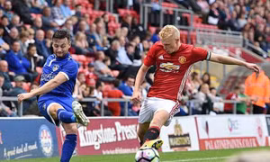 Klok từng cùng Oldham đối đầu Manchester United