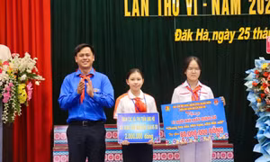 Hội đồng Đội huyện Đăk Hà trao tặng 1 ngôi nhà "Khăn quàng đỏ"