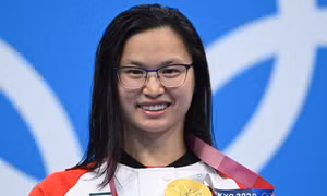 Bé gái gốc Hoa bị bố mẹ bỏ rơi thành nhà vô địch Olympic gây tranh cãi ở Trung Quốc
