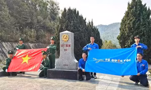 Lễ Chào cờ 'Tôi yêu Tổ quốc tôi' và Xuất quân Chương trình Khám bệnh, cấp phát thuốc, tặng quà tại Lào 