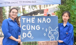 Tình nguyện viên Thủ đô sẵn sàng ô che, áo mưa đón thí sinh
