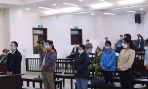 Nhóm bị cáo tại tòa.