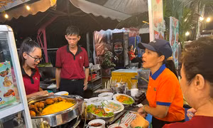 Mưa tầm tã, người dân vẫn chờ thưởng thức các món ngon phương Nam