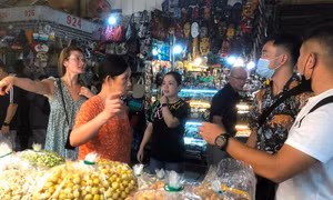 Du khách nước ngoài tấp nập đến chợ ở TPHCM, tiểu thương đắt hàng không kịp ăn trưa