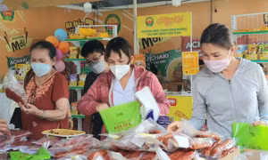 Đặc sản vùng miền đổ bộ, người dân TPHCM hào hứng mua sắm
