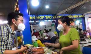 Người dân thành phố hào hứng mua đặc sản vùng miền