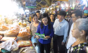 Bộ trưởng Nguyễn Thị Kim Tiến kiểm tra thực phẩm tại chợ Bến Thành(Q.1)