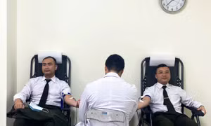 Cán bộ, chiến sĩ công an Sơn La hiến máu khẩn cấp cứu 2 bệnh nhân qua cơn nguy kịch