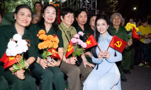 Thí sinh Hoa hậu Việt Nam tự hào tham dự cầu truyền hình Vang Mãi Khúc Khải Hoàn