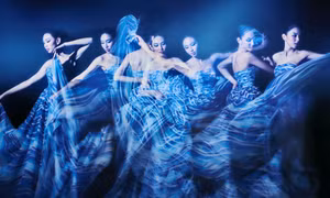 Hoa hậu Thùy Tiên đẹp ma mị trong BST mới nhất của NTK Lê Thanh Hòa