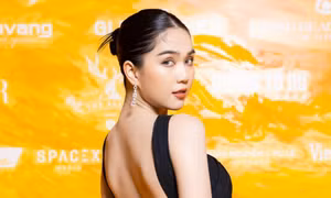 Ngọc Trinh chiếm spotlight thảm đỏ nhờ thiết kế cắt xẻ hiểm hóc nhưng lại lộ khuyết điểm