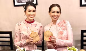 Á hậu Phương Anh cùng Miss International 2019 Sireethorn Leearamwat mặc áo dài thưởng thức bún chả