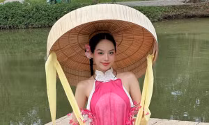 Hoa hậu Thanh Thủy khoe ảnh đón Tết sớm với áo dài cách điệu và nón ba tầm