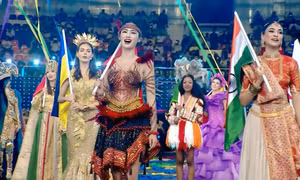 Ý Nhi diện trang phục Vũ Điệu Đại Ngàn trong đêm khai mạc Miss World 2025