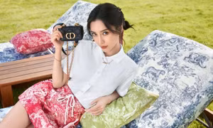 Khoe ảnh mặc đồ giới hạn của Dior, Angelababy lại bị chê vì kiểu tóc quá xuề xòa