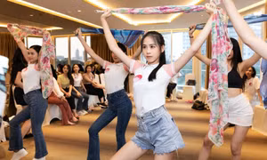 Đột nhập buổi tập của thí sinh Hoa hậu Việt Nam 2022, không trang điểm vẫn đẹp rạng rỡ