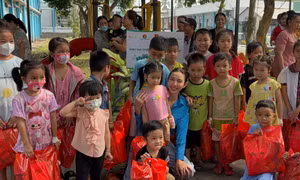 Hoa hậu Thùy Tiên cùng Hội đồng Đội TƯ trao sân chơi cho trẻ em tại miền Tây