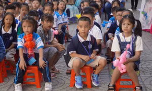 Hiệu trưởng từ chối nhận hoa ngày 20/11, mong đổi thành bảo hiểm y tế, tập vở cho học sinh
