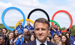Tổng thống Pháp Emmanuel Macron gặp gỡ các vận động viên khi ông thăm Làng Olympic Paris ngày 22/7. (Ảnh: Reuters)