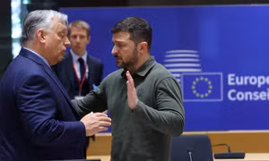 Thủ tướng Hungary Viktor Orban và Tổng thống Ukraine Volodymir Zelensky gặp nhau bên lề thượng đỉnh EU ngày 27/6. (Ảnh: Reuters)