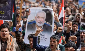 Người biểu tình giơ cao tấm áp phích có hình thủ lĩnh Hamas bị ám sát Ismail Haniyeh trong cuộc biểu tình thể hiện sự đoàn kết với người Palestine ở bên ngoài văn phòng Liên Hợp Quốc tại Yemen ngày 3/8. (Ảnh: Reuters)