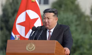 Chủ tịch Triều Tiên Kim Jong Un phát biểu trong chuyến thăm Đại học Quốc phòng ở Bình Nhưỡng ngày 7/10. (Ảnh: KCNA) 