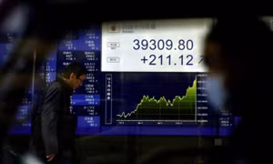 Màn hình điện tử hiển thị chỉ số chứng khoán Nikkei của Nhật Bản ở Tokyo ngày 26/2. (Ảnh: Reuters)