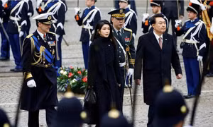 Tổng thống Hàn Quốc Yoon Suk-yeol và Phu nhân Kim Keon-hee trong chuyến thăm Hà Lan tháng 12/2023. (Ảnh: Reuters)