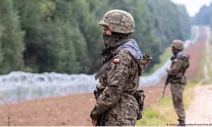 Lính Ba Lan đứng gác ở biên giới với Belarus. (Ảnh: almayadeen)