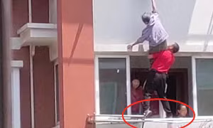 Clip: Thót tim cảnh giải cứu cụ bà ngã khỏi ban công tầng 4