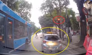 Taxi không nhường đường dù xe cứu thương hú còi liên tục