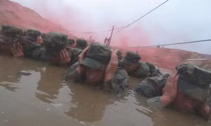 Tân binh Mỹ thực hiện một bài tập trong Tuần địa ngục. (Ảnh: Getty)