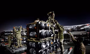 Binh lính Ukraine dỡ lô tên lửa chống tăng Javelin tại sân bay quốc tế Boryspil gần Kiev ngày 10/2. (Ảnh: Reuters)