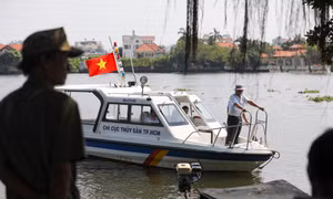 Tàu kiểm ngư, cảnh sát đi tuần ngăn chặn chích điện vớt cá ngày ông Táo ở TPHCM