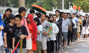 Người dân xếp hàng dài chờ vào Dinh Độc lập sáng 30/4