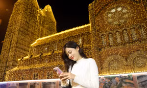 Những 'bóng hồng' khoe sắc trong đêm Giáng sinh ở TPHCM