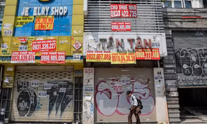 Loạt mặt bằng vị trí 'vàng' ở TPHCM 'cửa đóng then cài', thành nơi rao vặt