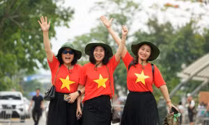 Dòng người 'vượt nắng, thắng mưa', đổ về các địa điểm lịch sử ở Điện Biên Phủ