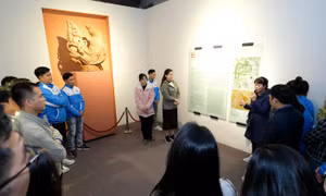 Đại biểu Đại hội Đoàn chiêm ngưỡng hiện vật lịch sử nghìn năm từ lòng đất