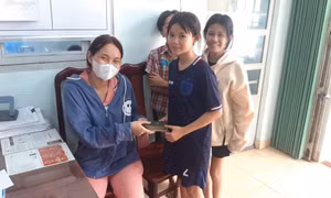 Nhặt được ví cùng dây chuyền vàng, 3 cháu bé nhờ công an trả lại người đánh rơi