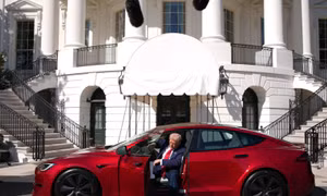 Tổng thống Mỹ Donald Trump mua xe điện Tesla